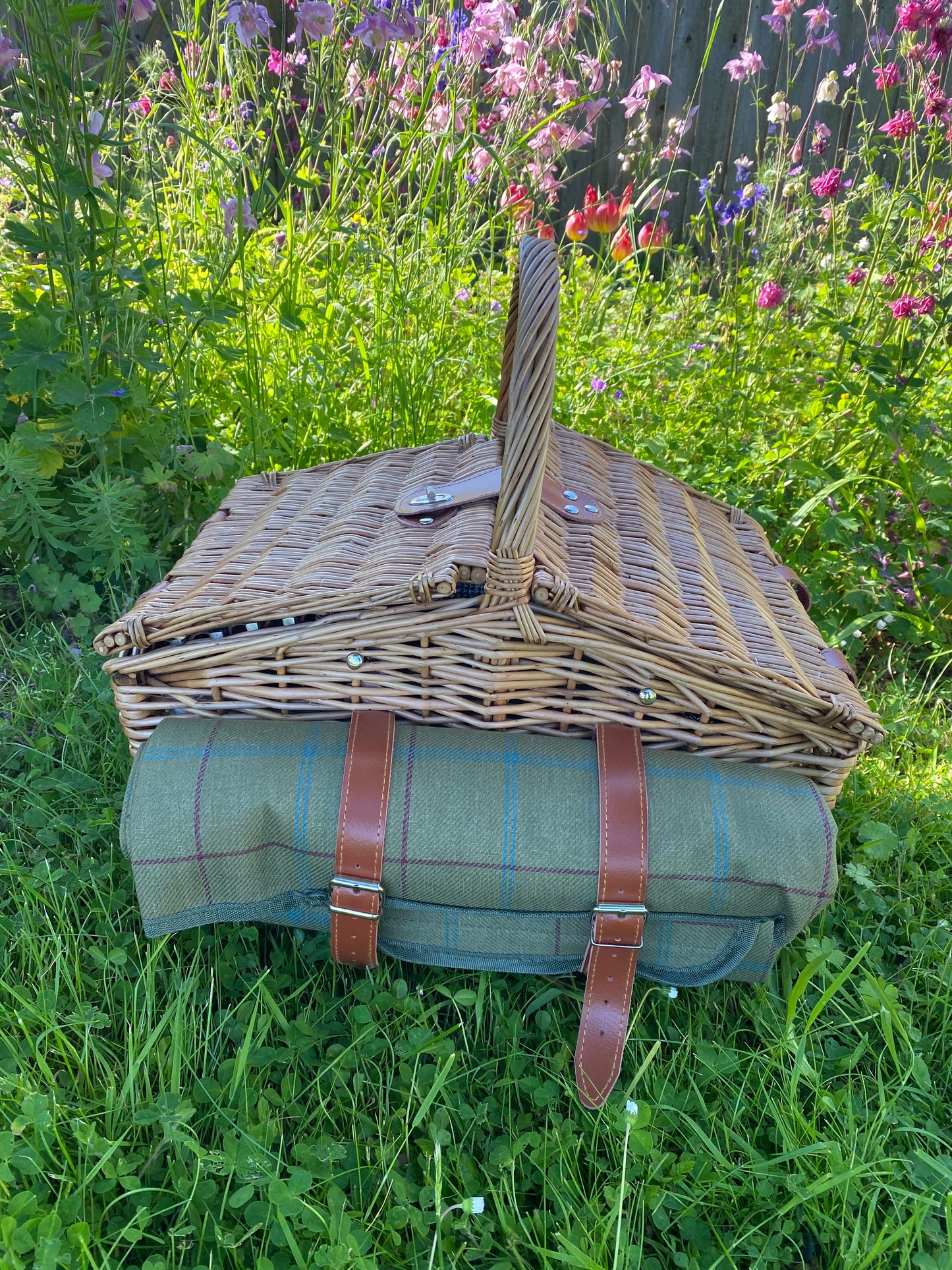 Picnic Hamper - The Farmhouse (with blanket)